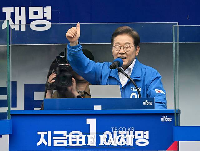 이재명 더불어민주당 대통령 후보는 24일 윤석열 전 대통령을 겨냥해 비상계엄 사태와 관련된 책임을 반드시 물어야 한다고 주장했다. /배정한 기자