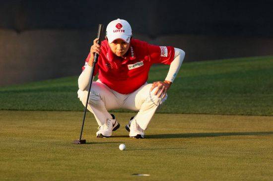 김효주가 포드 챔피언십 4라운드 18번 홀에서 제로 토크 퍼트를 들고 퍼팅 라인을 읽고 있다. AFP연합뉴스