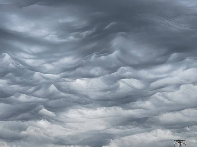 2025년 장마...‘만만찮은 놈이 온다’= 올해 여름은 내내 평년보다 덥고, 특히 장마철에는 폭우가 내리는 등 예년보다 많은 비가 내릴 것으로 기상청은 23일 예측했다. ⓒbnt뉴스