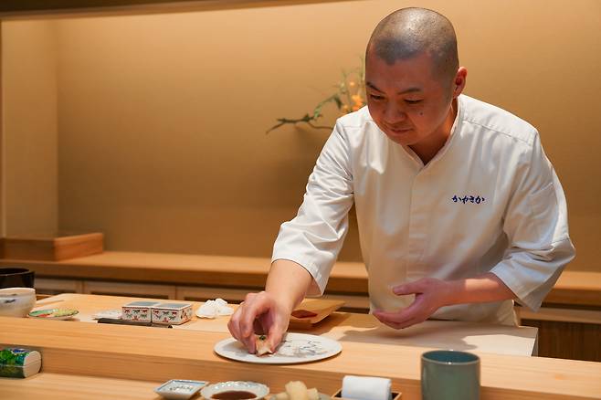 Chef Tamaru Mitsuhiro preparing a piece of sushi for a guest. /Grand InterContinental Seoul Parnas