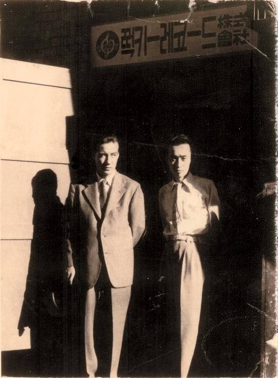 작곡가 박시춘이 설립한 럭키레코드 앞에서 찍은 현인(왼쪽)과 작사가 유호(오른쪽)