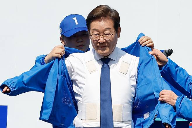이재명 더불어민주당 후보가 제21대 대선 공식 선거운동 첫날인 12일 오전 서울 중구 청계광장에서 열린 출정식에서 방탄복 위에 선거운동복을 입고 있다./뉴스1