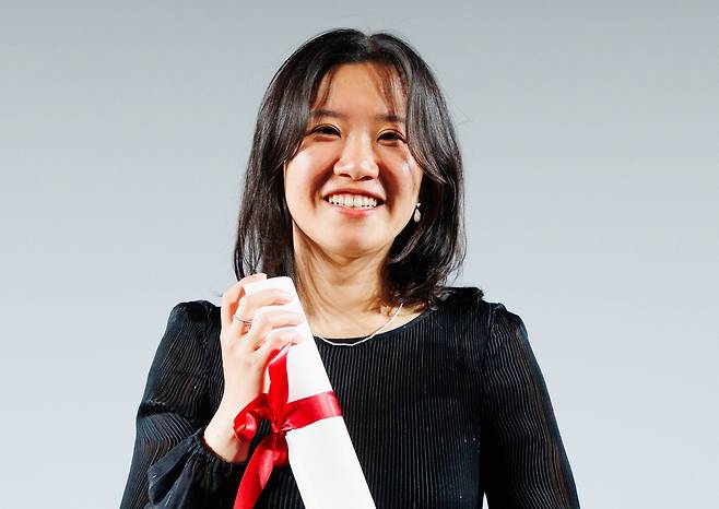 허가영 감독이 22일(현지 시각) 프랑스 칸의 뷔뉴엘 극장에서 열린 칸 국제영화제 라 시네프 부문 시상식에서 1등상을 받고 포즈를 취하고 있다. /뉴스1