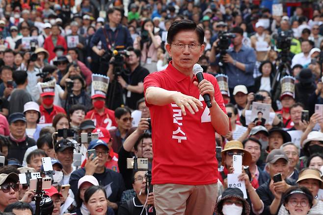 김문수 국민의힘 대통령 후보가 지난 22일 경기 광명시 철산로데오거리에서 열린 유세에 참석해 지지를 호소하고 있다./뉴스1