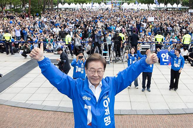 이재명 더불어민주당 대통령 후보가 24일 오후 경기도 안양시 동안구 평촌중앙공원에서 열린 유세를 마친 후 포즈를 취하고 있다./뉴스1