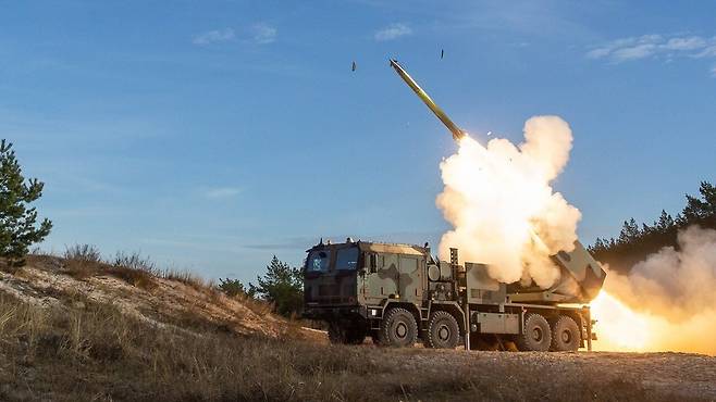 한화에어로스페이스가 개발한 폴란드형 K239 천무 다연장 로켓 발사 시스템(MRLS) 호마르-K. /폴란드 국방부 제공