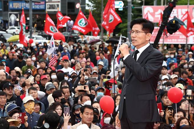 국민의힘 김문수 대선 후보가 24일 경북 구미시 박정희 전 대통령 생가 앞에서 집중유세를 하고 있다. /연합뉴스