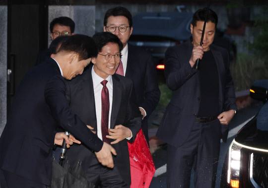 국민의힘 김문수 대선 후보가 24일 대구 달성군 박근혜 전 대통령 사저 앞에서 박 전 대통령을 예방하기 위해 이동하고 있다. 연합뉴스