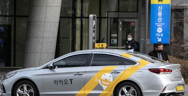 서울 용산역 택시 승강장에서 한 승객이 카카오 택시를 이용하고 있다.ⓒ뉴시스