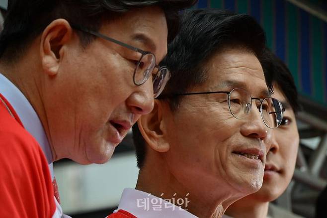 김문수 국민의힘 대선 후보가 19일 오전 서울 중구 청계광장에서 열린 "청년이 바라는 대한민국" 행사에서 권성동 원내대표 겸 공동선거대책위원장과 대화하고 있다. ⓒ데일리안 방규현 기자
