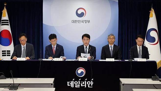 김윤상 기획재정부 2차관이 2023년도 공공기관경영실적 평가 결과를 발표하고 있다.ⓒ뉴시스