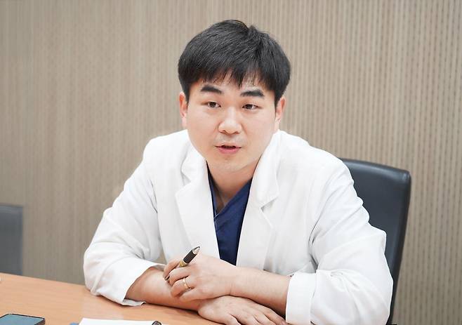 이병찬 중앙대병원 재활의학과 교수는 느리게 달리기와 빨리 걷기 모두 중강도의 운동으로 건강 증진 효과는 비슷하다고 말했다. 이 교수는 매주 150분 이상 중강도 운동을 할 때 심혈관 질환과 사망률 위험을 낮춘다며 지속적으로 운동할 것을 강조했다. 
중앙대병원 제공