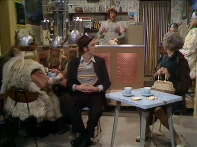 '스팸 메일'이라는 명칭의 유래가 된 코미디 쇼 몬티 파이튼의 한 장면. 유튜브 채널 'ESMR'&nbsp;영상 캡처