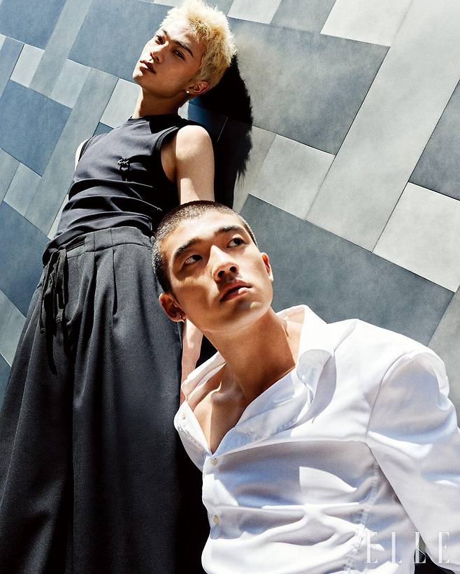 쿠리하라 하야토가 입은 셔츠는 Mugler. 팬츠는 스타일리스트 소장품. 히다카 유키토가 입은 셔츠는 Hodakova.