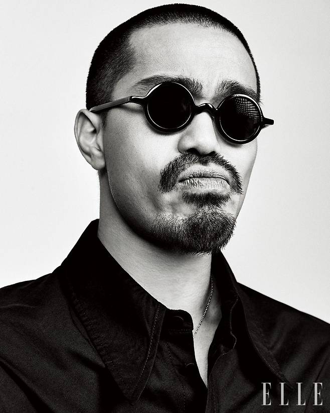 셔츠는 Aaron Esh. 네크리스와 선글라스는 모두 감독 소장품.