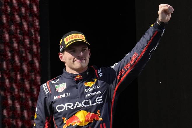 베르스타펀이 18일 이탈리아 에밀리아-로마냐 그랑프리 경기장에서 7라운드 우승을 차지한 후 기뻐하고 있다. 뉴시스 외신화상