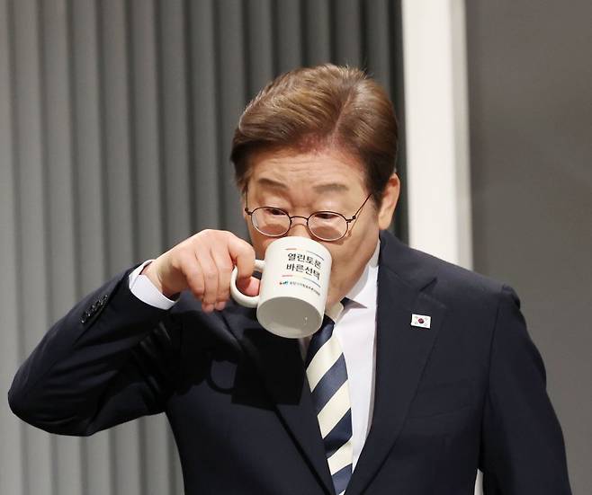 이재명 더불어민주당 대선후보가 23일 서울 여의도 KBS 스튜디오에서 열린 제21대 대선 2차 후보자 토론회에서 물을 마시고 있다. 국회사진기자단