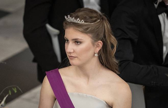 벨기에 필리프 국왕 부부의 2남 2녀 중 장녀로 왕세녀인 엘리자베트 공주가 2023년 10월15일(현지시각) 덴마크 코펜하겐 크리스티안스보르 성에서 열린 크리스티안 왕자 생일 만찬에 참석해 있다. 코펜하겐/AP 연합뉴스