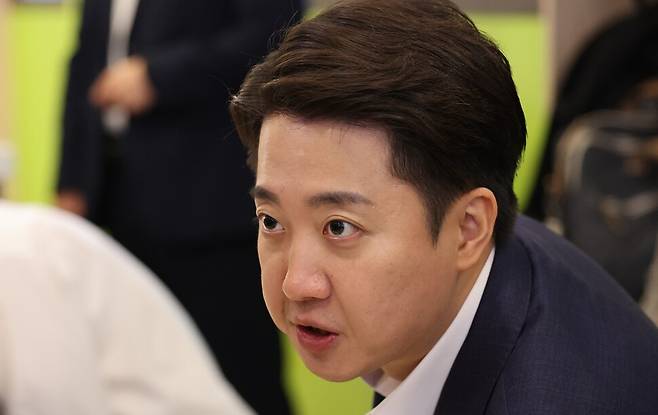 개혁신당 이준석 대선 후보가 24일 서울 동작구 한 한식 뷔페식당에서 공시생들과 식사를 하며 대화하고 있다. 연합뉴스