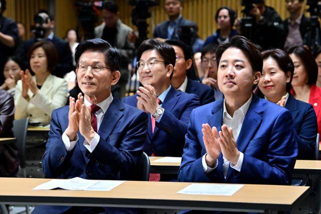 김문수 국민의힘 대선 후보와 이준석 개혁신당 대선 후보가 19일 오전 서울시청에서 열린 약자와 동행하는 서울 토론회에 참석하고 있다. 하상윤 기자