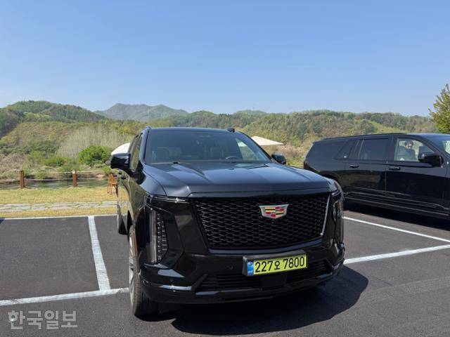 강원도 춘천의 한 카페에 더 뉴 에스컬레이드가 4월 24일 주차돼 있다. 춘천=오지혜 기자