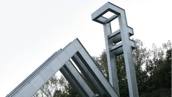 서울 관악구에 위치한 서울대의 정문에 위치한 '샤' 로고 구조물. 국립의 'ㄱ'과 대학교의 'ㄷ', 서울대학교의 'ㅅ'을 합친 상징물이다. 한국일보 자료사진