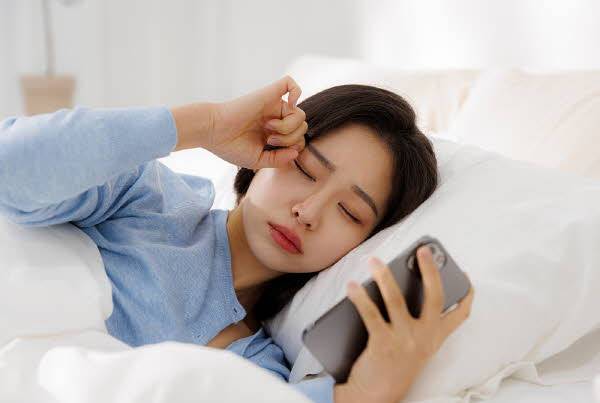 이른 기상이나 평소와 다른 수면 패턴 변화가 반복된다면 호르몬 이상에 따른 갑상선 기능 항진증을 의심해볼 필요가 있다.​/사진=클립아트코리아