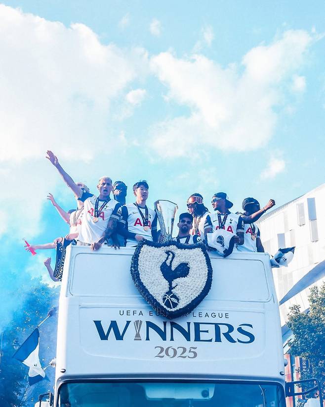 24일 영국 런던에서 열린 UEL 우승 기념 토트넘의 버스 퍼레이드. 사진=토트넘 SNS