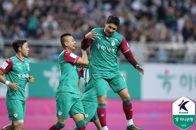 대전 주민규(오른쪽)가 24일 대구와의 하나은행 K리그1 2025 15라운드 중 선제골을 넣고 세리머니를 펼치고 있다. 사진=프로축구연맹