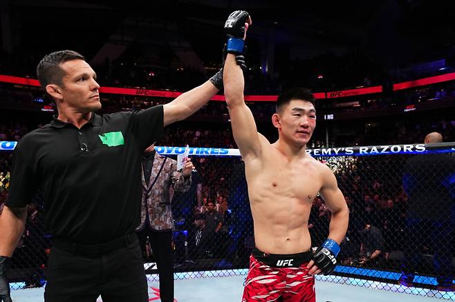 중국 파이터 송야동(오른쪽). 사진=UFC