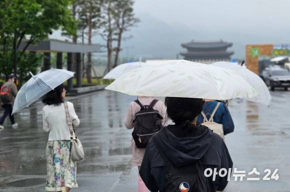 우산을 든 시민들이 광화문 광장을 걷고 있다. [사진=아이뉴스24 DB]