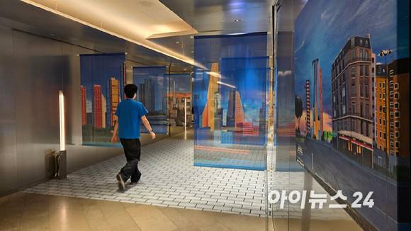 23일 서울 중구 롯데백화점 본점 본관 4층에 전시된 'LTM(롯데타운명동) 아트 페스타' 작품.[사진=진광찬 기자]