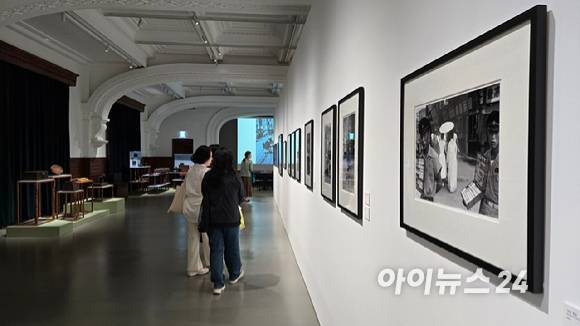 방문객들이 신세계백화점 본점 더 헤리티지 4층 '명동 살롱: The Heritage' 전시를 둘러보고 있다. 2025.5.23 [사진=진광찬 기자]