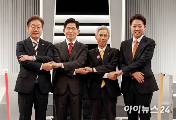 (왼쪽부터) 이재명 더불어민주당·김문수 국민의힘·권영국 민주노동당·이준석 개혁신당 대선후보가 지난 23일 서울 영등포구 여의도 KBS 스튜디오에서 열린 제21대 대선 2차 후보자 토론회 시작에 앞서 기념 촬영하고 있다. [사진=연합뉴스]