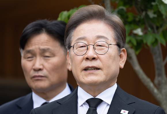 더불어민주당 이재명 대선 후보가 고 노무현 전 대통령 16주기인 지난 23일 경남 김해시 봉하마을 노 전 대통령 관저에서 권양숙 여사, 문재인 전 대통령 등과 만난 뒤 나와 백브리핑을 하고 있다. 2025.5.23 [사진=연합뉴스]