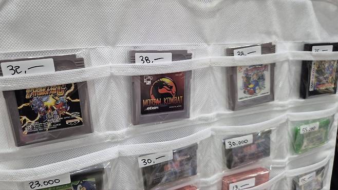 ▲ 휴대용 기기였던 '게임보이'용 팩. 사진의 모탈컴뱃은 기자가 태어나 처음으로 한 게임이기도 하다.
(기자는 고어에 대한 거부감이 제로다)