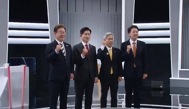 더불어민주당 이재명·국민의힘 김문수·민주노동당 권영국·개혁신당 이준석 대선 후보가 23일 서울 영등포구 여의도 KBS 스튜디오에서 열린 제21대 대선 2차 후보자 토론회 시작에 앞서 기념 촬영을 하고 있다. (SBS 캡처)
