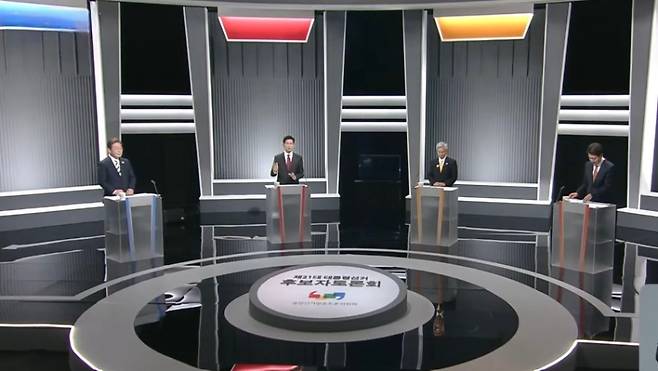 23일 열린 제21대 대선 2차 후보자 토론회에서 이재명(더불어민주당), 김문수(국민의힘), 권영국(민주노동당), 이준석(개혁신당) 후보가 발언을 준비하고 있다.