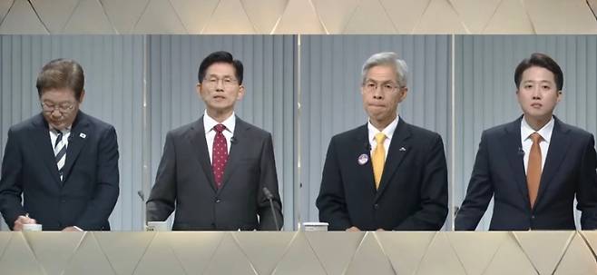 23일 열린 제21대 대선 2차 후보자 토론회. 왼쪽부터 이재명(더불어민주당), 김문수(국민의힘), 권영국(민주노동당), 이준석(개혁신당) 후보가 단상 앞에 나란히 서 있다.