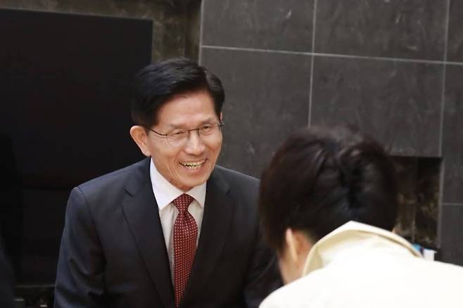 김문수 국민의힘 대선 후보가 24일 박근혜 전 대통령 사저를 예방하며 인사를 나누고 있다. (국민의힘)