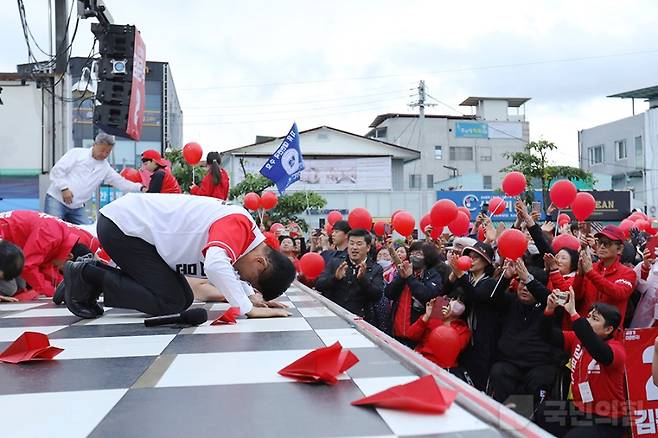 김문수 후보가 24일 경상북도 칠곡군을 방문하여 도민들과 인사를 나누고 제21대 대통령 선거에서 지지를 호소했다. (국민의힘)