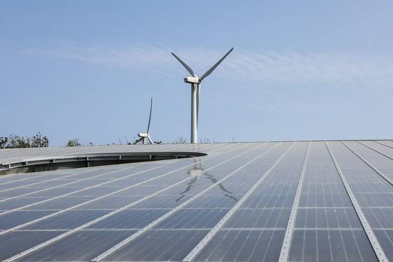 대만 남부 핑둥에 위치한 타이파워 전시관에 설치된 풍력 터빈과 태양광 패널. 연합뉴스