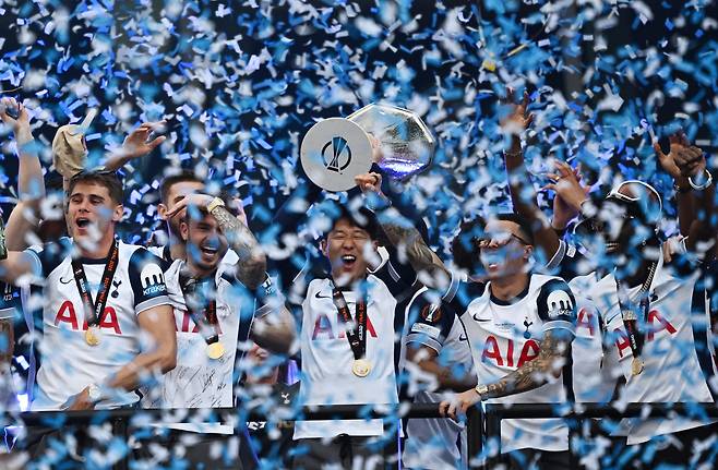 유로파리그 우승 퍼레이드에서 우승컵을 들어 올리는 손흥민(가운데). [로이터=연합뉴스]