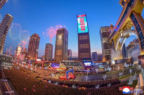 김정은 북한 총비서는 지난 4월 15일 평양 시내 ‘뉴타운’ 지구 중 하나인 화성지구 3단계 준공식에 직접 참석했다. 사진은 화성지구 3단계 1만 세대 살림집 준공식. [조선중앙통신=연합뉴스]