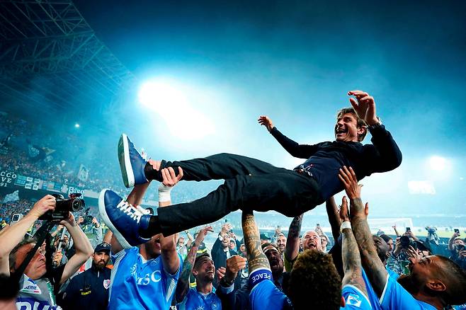 나폴리를 이탈리아 세리에A 우승으로 이끈 콘테 감독이 선수단의 헹가래를 받았다. [로이터=연합뉴스]