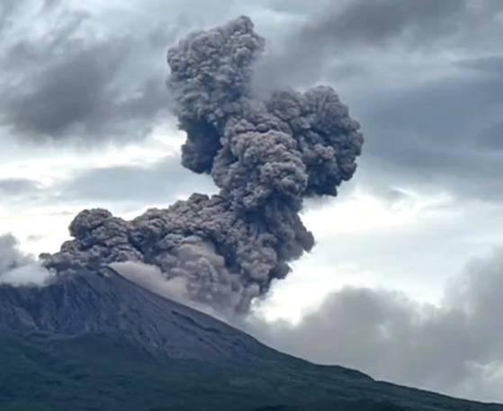 일본의 대표적 활화산 사쿠라지마가 분화하는 모습. 사진 엑스 캡처