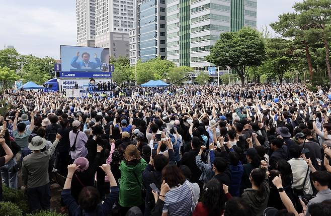 이재명 더불어민주당 대선 후보가 24일 오후 경기도 안양시 평촌중앙공원에서 유세하고 있다. 김성룡 기자