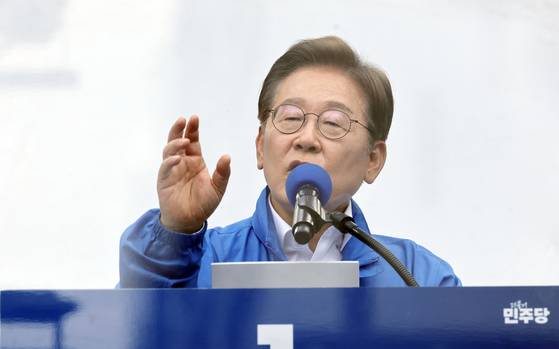 이재명 더불어민주당 대선 후보가 24일 오후 경기도 시흥시 아브뉴프랑스센트럴광장에서 유세하고 있다. 김성룡 기자