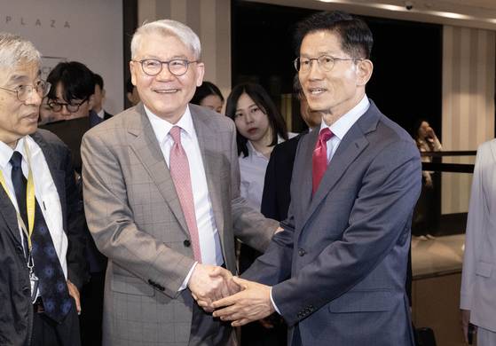 김문수 국민의힘 대선후보(오른쪽)가 23일 서울 한 호텔에서 열린 기도회에 참석해 한기채 목사와 악수를 하고 있다. 이날 행사에는 여의도순복음교회 등 대형 교회 목회자들이 참석했다. 임현동 기자