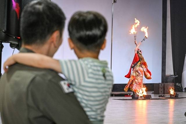 ▲ ‘찾아가는 춘천마임축제 도깨비 유랑단’이 지난 21일 8전비 기지 강당에서 마임공연을 개최했다.